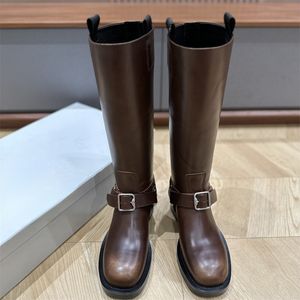 Tjock häl mössa tår knä långa stövlar bälte spänne kohud slip-on motorcykel stövlar kvinnor utomhusskor lyxdesigner stridsskor fabrikskor EU 35-40