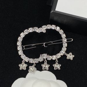 Charme de letras duplas de luxo Hairpin Diamond Five Star Diamond Gift Box pulseira de carimbo em relevo para mulheres em ouro de 18 quilates Aniversário de festa com cinco pétalas