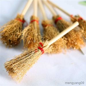 Juldekorationer Mini Broom Witch Straw Brooms Hängande ornament för Halloween Party Decoration Costume Dollhouse Accessories R231106