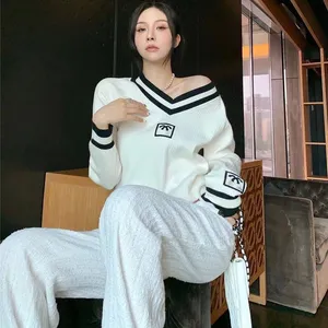 Классический черный и белый контрастный жаккардовый свитер с V-образным вырезом и буквами интернет-знаменитости для женщин