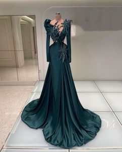 Vestidos de baile de sereia verde escuro Mangas compridas V apliques de pescoço lantejoulas de cetim de cetim de cetim Flores de renda de renda com miçangas de noite vestidos de noiva PLUS TAMANHO