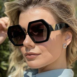 Trending Polygon Designer Solglasögon Fashion V Frame Gereglass Outdoor Party Black White Shades Gradient Lenses Sun Glasses For Women Girl Beach S41