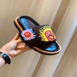 2023 Nya par mandarin anka skor sandaler glider tofflor berömda designer kvinnor yayoi kusama gemensamt namn tränare par modeller solros