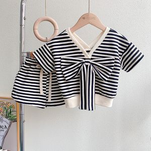 Zestawy odzieży Dziewczynki Ubrania w paski Stripe Fashion Stoli Bowknot V Neck Shirt and Shorts Children Toddler 230407