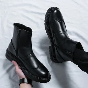 男性ブーツPUブラックサイドジッパーローヒールブロック彫刻彫られた足首半袖ファッションビジネスカジュアルメンブーツ