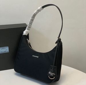 Riedizione 2005 Borsa mini Re-Nylon Borse firmate da donna Marchio premium con scritta triangolare dorata Borsa a tracolla Tote Borsa a tracolla Borsa da vagabondo Borsa a mezza luna Borsa con catena sotto le ascelle