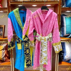 Velvet Bathrobe Robe Designers Barock Fashion Pyjamas Mens Women Letter Jacquard Printing Barocco Print ärmar Sjal Krage Pocket Belt 100% Bomull Hög