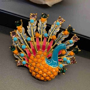 Pins Brooches Autumn and Winter Coat Pins Retro Oil Dropping Craft Colorful Peacock Style Exquisite Versatile Breast Pin Q231107