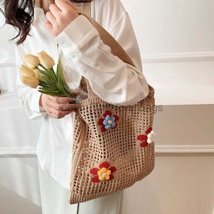 Axelväskor kvinnors fritid gjord lite på och dekorerad med träddimensionella blommorcatlin_fashion_bags