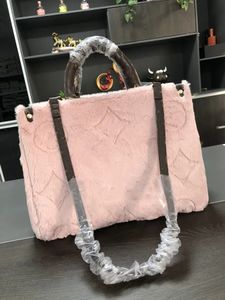 على Go Winter Wintertite Bag Bag Bags Presidered Lambwool Cotton Patbed Crossbody Bag Luxury Puffy Top Handles Fashion Carryall Counter Bage