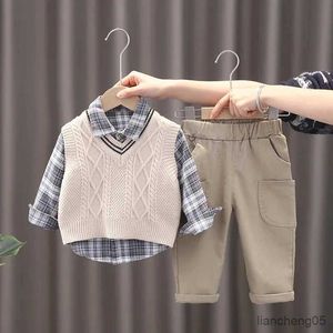 Conjuntos de roupas OLEKID 2023 Primavera 3 PCS Bebê Meninos Conjunto de Roupas Suéter Cardigan Colete Manga Longa Camisas Jeans Calças Meninos Roupas Conjunto Outono R231107