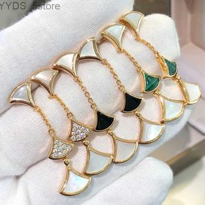 Stud European och American Fashion Temperament Beimu Peacock Green Multi kjol Ear Hanging Women's Birthday Party Luxury Jewelry Gift YQ231107