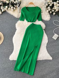 Vestido de duas peças Mulheres verdes de malha de duas peças Sexy curta colheita topelástica cintura malha dividida Long Moda Moda Solid Women's Set 230407