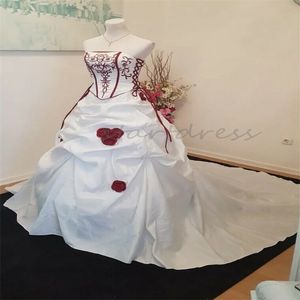 Hispanisches weißes Gothic-Hochzeitskleid mit roter Stickerei, Rosenblumen, Ballkleid, Hippies, mittelalterliches Brautkleid, Schnürung, Gartenbraut, Vestidos de Novia, Robes de Mariee