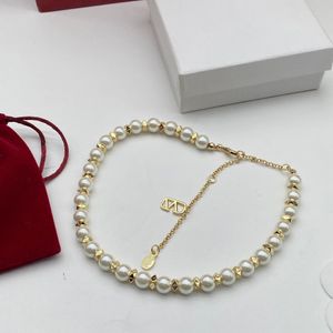 Женщина бренд подвесной ожерелья V Дизайнер письма Pearl Fashion Luxury Vlogo Metal Jewelry Hoop Женские ожерелья тренд GFHJ4587