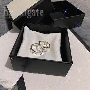 Ringos de designer graciosos anéis de casamento crânio gravura de luxo de luxo de 9mm pálca fantasma homme letra joalheria homem clássico senhora personalidade amor anel de luxo zb013 c23