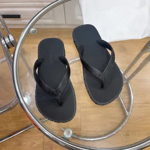 Designer män sandal kvinnor sandaler sommar mode sexig ankel nit med hög stövlar brev gladiator avslappnade platta kvinnor skor 0401