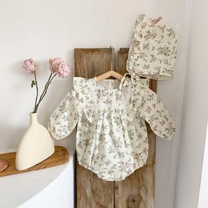 Rompers 2 pieces of Korean lace ruffled cute baby jumpsuit with hat set baby retro floral long sleeved jumpsuit baby girl sweet clothes for young children 230406