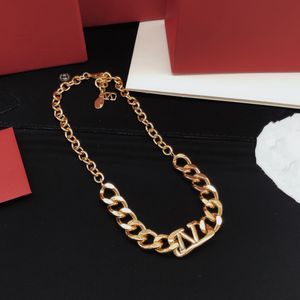 Женщина бренд подвесной ожерелья V Дизайнер письма Pearl Fashion Luxury Vlogo Chain Collece Metal Jewelry Women Trend Counlare Lkl