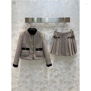 Damen-Trainingsanzüge, Runway Winter, 2-teiliges Set, graue Farbe, einreihige Jacke und hoher Taillen-Metallschnallenriemen, lässiger Faltenrock