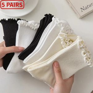 Men s Socks 5 Par Lot For Women Ruffle Cotton Middle Tube Ankle Kort andningsbar svart vit set Spring Autumn 231107