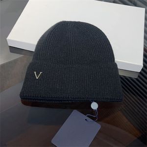 Berretto senza tesa da uomo di marca di marca Fragranza autunnale e invernale da donna Nuovo cappello caldo e alla moda con lettera lavorata a maglia Cappello con teschio caldo per esterno in lana