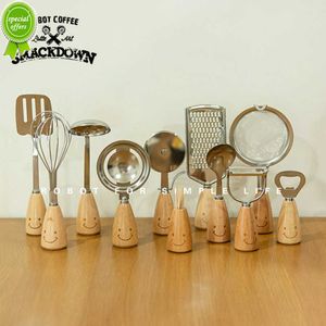 Ferramentas de cozinha de utensílios de cozinha novas Ferramentas de bolo de filtro Ferramentas para peeleiro de pele Smiley Smiley Woodlen Handle Gadgets de cozinha