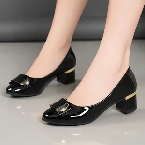 Scarpe eleganti da donna in pelle verniciata con tacco 2023 da donna scarpe a punta tacchi alti ufficio femminile pompe tacco quadrato singolo per