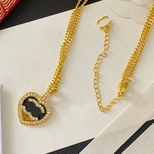 Модное ожерелье-колье из 18-каратного золота с серебряным кулоном Медные женские дизайнерские ожерелья Брендовые цепочки с буквами Кристалл Жемчуг Свадебные украшения Любовные подарки