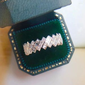 Cluster Ringe Neuheit Design Licht Luxus Streifen Ring für Frauen Mode Bankett Verlobung Schmuck Geben Sie der Freundin Großhandel
