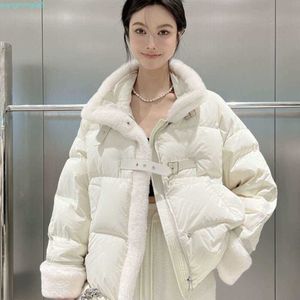 Męska Pinghu Down Jacket Women's 2023 Winter Nowa wersja europejska z małym stylem projektowania zapachu i modną trasą prezentującą 984