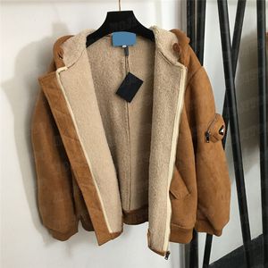 Lambwool Jackets 코트 여성을위한 코트 따뜻한 후드 겉옷 금속 배지 디자이너 코트 의류