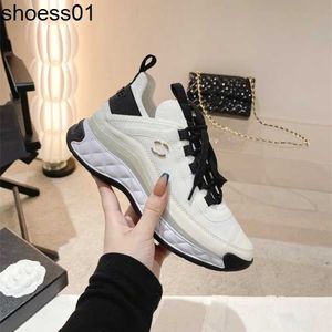 Primavera e verão 2023 New Little Fragrant Sneakers canal feminino Slim Inside Tall White Daddy Shoes Sapatos casuais de sola grossa