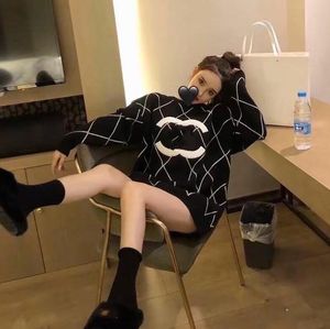 새로운 여자 디자이너 풀버 니트 스웨터 재킷 크로 셰 뜨개질 무저우 캐주얼 패션 여성 검은 긴 슬리브 편지 자카드 캐주얼 까마귀 셔츠 여자 옷