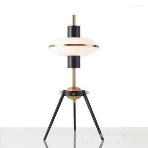 Lampy stołowe American Lampka luksusowa lampa biurka białe szklane żelazo