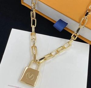 2014 Ny lyxdesigner Lock Chain Necklace Armband Högkvalitativ Mäns 18K Gold Pendant Women's Jewelry Set