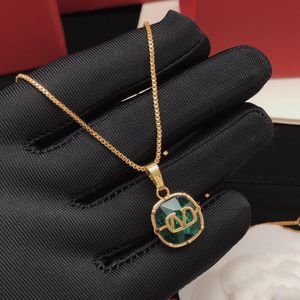 Woman Brand Pendant Necklaces V Letter Designer Pearl Fashion Luxury Vlogo Metal Jewelry Hoop Women Trend Necklaces fvdds55