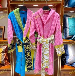 Velvet Bathrobe Robe Designers Barock Fashion Pyjamas Mens Women Letter Jacquard Barocco Print ärmar Shawl Collar Pocket Belt 100% Bomullsmode