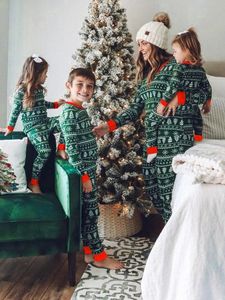 Aile Eşleşen Kıyafetler Yıllık Noel Giysileri Setleri Baba Giysileri Mektubu Baba Mommy Kids Pijama Homewear 231107