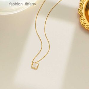 Designer Luxury New Classic Vanly Cleefly Clover Pendants Women Four Leaf Pendant Halsband Armband Earring Gold Silver Jewelry Womens Engagement Party Gift J3