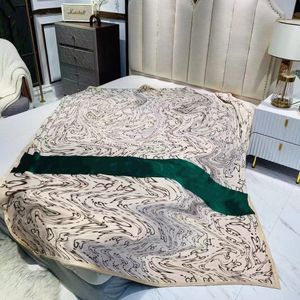 Дизайнерское классическое письмо с логотипом Бежевое одеяло Фланелевое одеяло Офисное одеяло для сна Утолщенное одеяло для отдыха и путешествий 150 * 200 см с подарочной коробкой