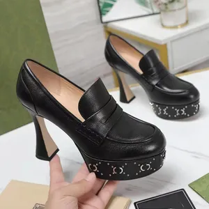 Moda salto alto bombas mulheres saltos plataforma sapatos de designer com decoração rebite clássico casual cabeça redonda couro genuíno vestido de festa sapato mulher bombas com saco