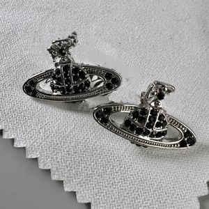 Brincos de garanhão de garanhão Vivian Luxury Marca feminina jóias de moda Earing Metal Pearl String Cjeweler Westwood Woman Ohrringe 46wewe244