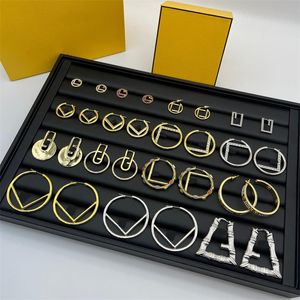 Designer guldörhängen för kvinnor studörhängen pärla smycken guld stora cirkel bokstäver hoop örhänge diomond box bröllop öron studs charm flera stilar