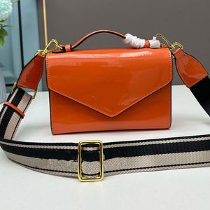Zarf Crossbody Çantalar Alt koltuklu debriyaj çantası kadın çanta çantası inek derisi patent deri flep cüzdanları çıkarılabilir çıkarılabilir kayış düz moda metal harf hasp