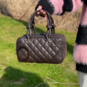 Moda kadın mini bowling çantası 20 cm buzağı elmas ekose büyük rozet lüks el çantası alt koltuk torbası marka tasarımcısı makyaj çantası vintage havaalanı çantaları bavul sacoche