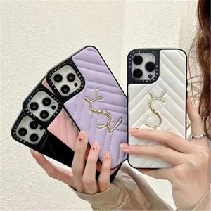 Topp lyxiga telefonfodral med rosa lila designer Phonecase Golden Letters Case Leather Socksäkert täckskal för iPhone 15 15Pro 14 Pro Max 14Pro 13 13Pro 12 11 XR XS