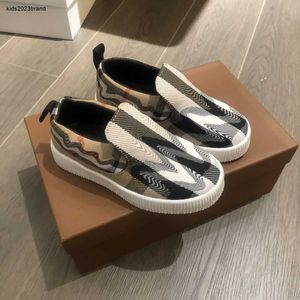 مصمم جديد للأطفال أحذية Slip-On Baby Sneakers Box Box Size 26-35 Multicolored Plaid Pattern Toddler أحذية غير رسمية Nov05