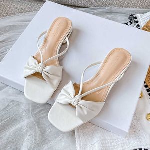 Sandaler 2022 Summer New Women's Sandals Fashion Brand Low Heel Slippers Bow Ribbon Design Shoes Black White Large 41-43 Gratis frakt Y2304