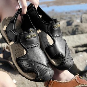 Sandalen Erfrischende Luxus Leder Casual Outdoor Baotou Strand Schuhe Rutschfeste Herren Geschlossene Zehe Wasser